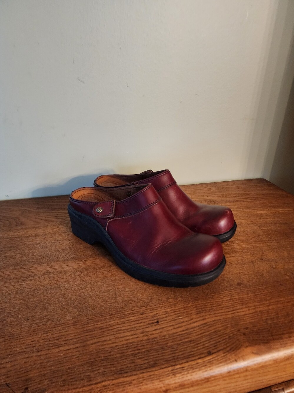 Women's Ariat Leather Burgundy Clogs Sz 8 - Picture 2 of 10